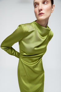 Vestido elegante femenino satén verde